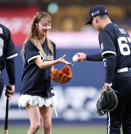 オリックス・堀柊那（右）からボールを受け取るＤｒｅａｍ　Ａｍｉ（撮影・中田匡峻）