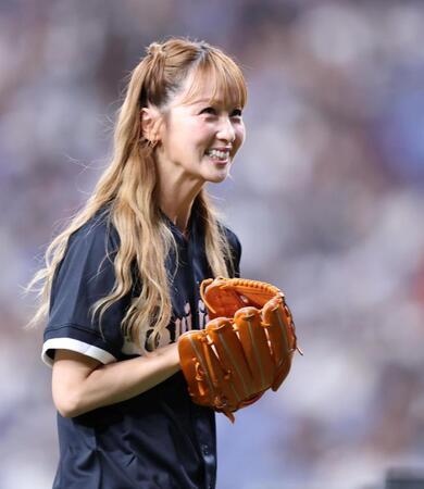 特別始球式を終え、笑顔で引き揚げるＤｒｅａｍ　Ａｍｉ＝京セラドーム大阪（撮影・中田匡峻）