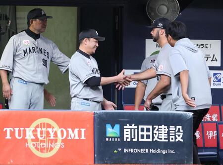 ８回、降板したルケーシーを笑顔で迎えるサブロー監督（中央）＝撮影・中田匡峻
