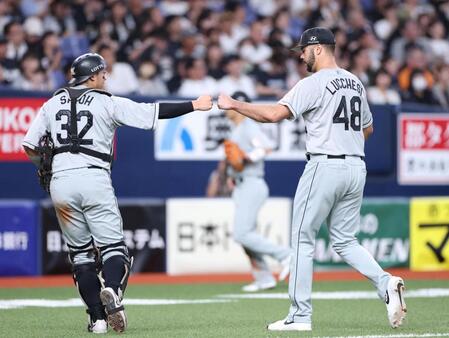 ６回を投げ終え、捕手の佐藤（左）とタッチを交わすルケーシー（撮影・中田匡峻）