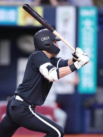 ８回、二塁への内野安打で出塁する麦谷（撮影・中田匡峻）