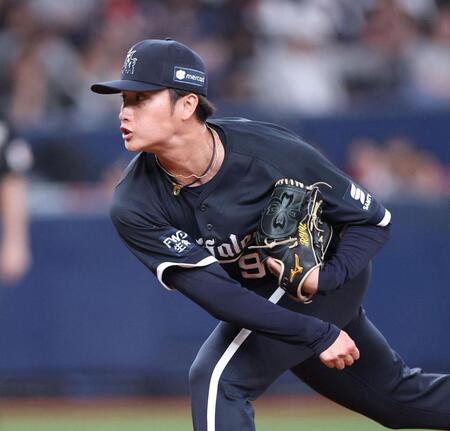 ７回、３番手で登板する権田（撮影・中田匡峻）