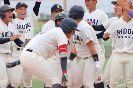 真鍋のサヨナラ２ランを祝福するナイン