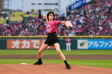 始球式を務めた安斉星来（楽天野球団提供）