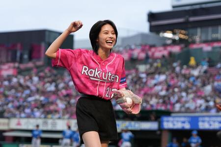 始球式を務めた安斉星来（楽天野球団提供）