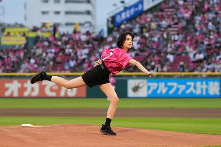 始球式を務めた安斉星来（楽天野球団提供）