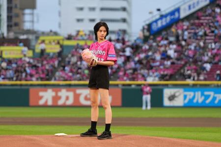 始球式を務めた安斉星来（楽天野球団提供）