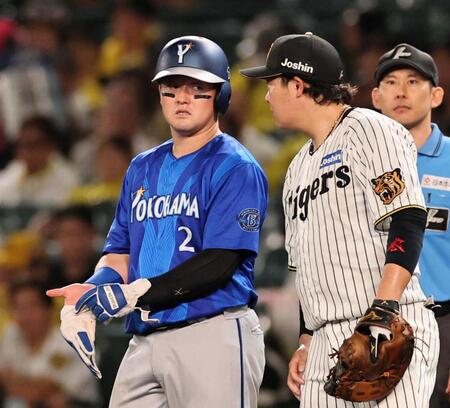 ５回、死球を受け出塁する牧（撮影・田中太一）