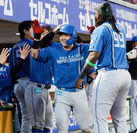 ６回、本塁打を放ちナインに迎えられる進藤（右から２人目）