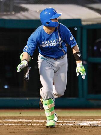 ６回、清宮幸が中越えに３ランを放つ