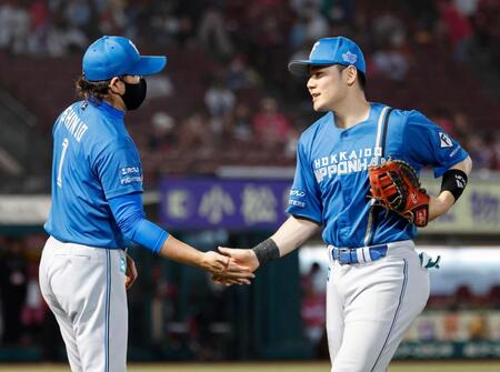 楽天に勝利し、新庄監督（左）とタッチを交わす清宮幸