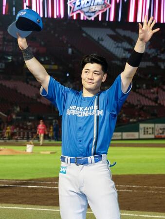 楽天に勝利し、歓声に応える清宮幸