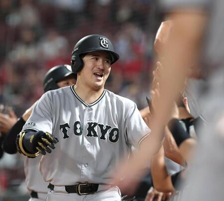３回、先制となる３ランを放った泉口はナインとタッチを交わす（撮影・北村雅宏）
