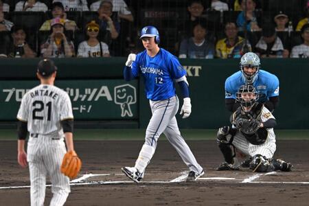 ２回、先制の押し出し四球を選び、ガッツポーズする竹田（撮影・飯室逸平）
