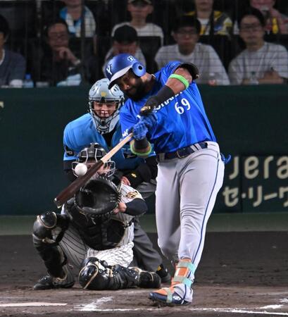 ７回、適時二塁打を放つエンカーナシオン（撮影・飯室逸平）