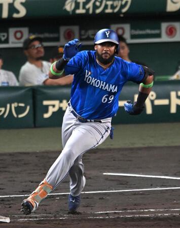 ７回、適時二塁打を放つエンカーナシオン（撮影・飯室逸平）