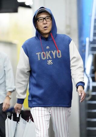 　中日戦が雨天中止となり、室内練習場に向かう池山監督