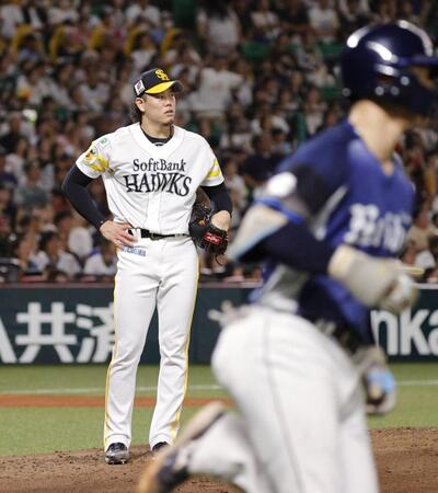 　２回、西武・小島（手前）に３ランを浴びた上茶谷