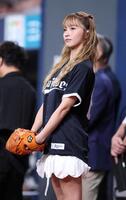 特別始球式に臨むＤｒｅａｍ　Ａｍｉ（撮影・中田匡峻）