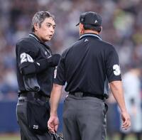 ２回、真鍋審判（右）と話す白井審判（撮影・中田匡峻）