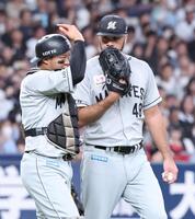 ２回、捕手の佐藤（左）と話すルケーシー（撮影・中田匡峻）