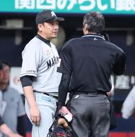 ２回裏のオリックスの攻撃を終え、白井審判（右）と話すサブロー監督（撮影・中田匡峻）