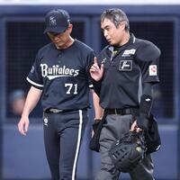 ２回裏のオリックスの攻撃を終え、白井審判（右）と話す岸田監督（撮影・中田匡峻）