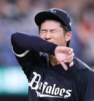 ２回を投げ終え、汗を拭いながらベンチに戻る曽谷（撮影・中田匡峻）