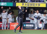 ４回、藤原に右前適時打を浴び、天を仰ぐ曽谷（撮影・中田匡峻）