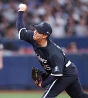 ８回、４番手で登板する古田島（撮影・中田匡峻）