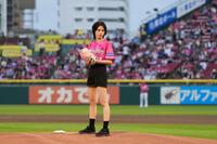 始球式を務めた安斉星来（楽天野球団提供）