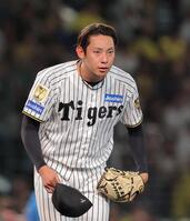 ５回、死球を与えた牧に謝罪する神宮（撮影・西田忠信）
