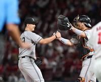 完封勝利を挙げ、大城と喜びを分かち合う小笠原（左）＝撮影・北村雅宏