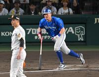 ２回、右前打を放つ筒香（撮影・飯室逸平）
