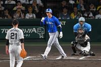 ２回、先制の押し出し四球を選び、ガッツポーズする竹田（撮影・飯室逸平）
