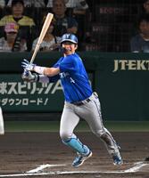 ２回、２点タイムリーを放つ度会（撮影・飯室逸平）