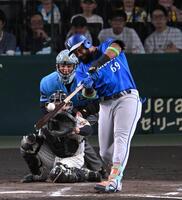 ７回、適時二塁打を放つエンカーナシオン（撮影・飯室逸平）