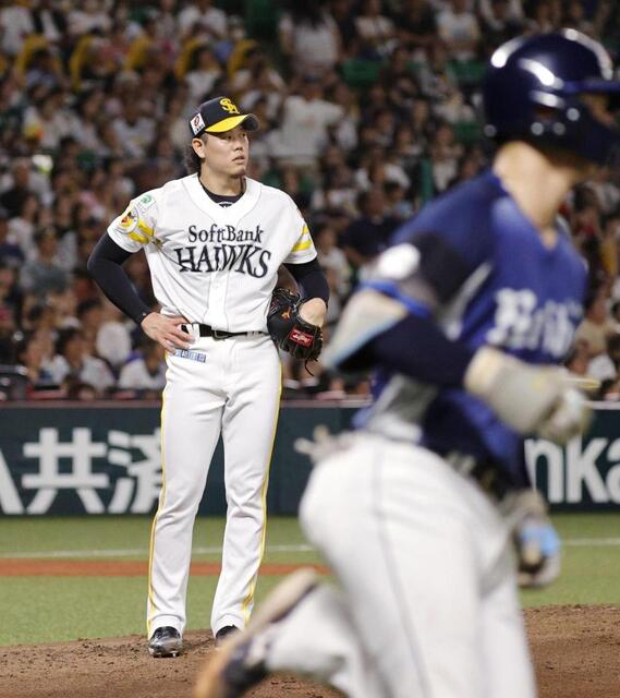 　２回、西武・小島（手前）に３ランを浴びた上茶谷