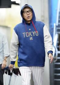 　中日戦が雨天中止となり、室内練習場に向かう池山監督