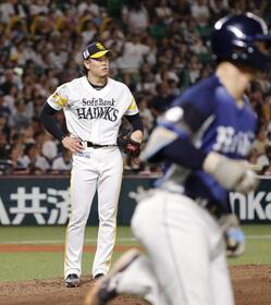 　２回、西武・小島（手前）に３ランを浴びた上茶谷