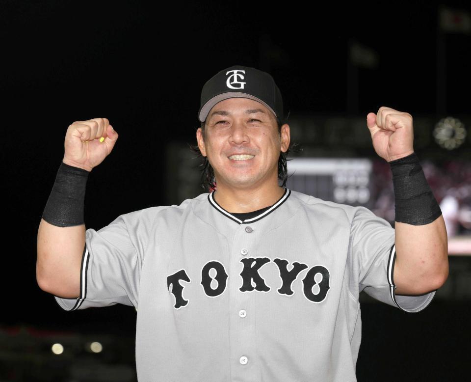 　お立ち台でポーズをとる甲斐（撮影・北村雅宏）