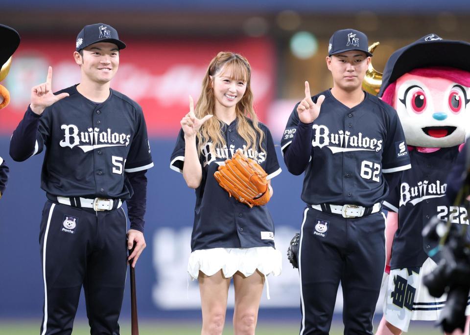笑顔でポーズをとる（左から）山中、Ｄｒｅａｍ　Ａｍｉ、堀（撮影・中田匡峻）