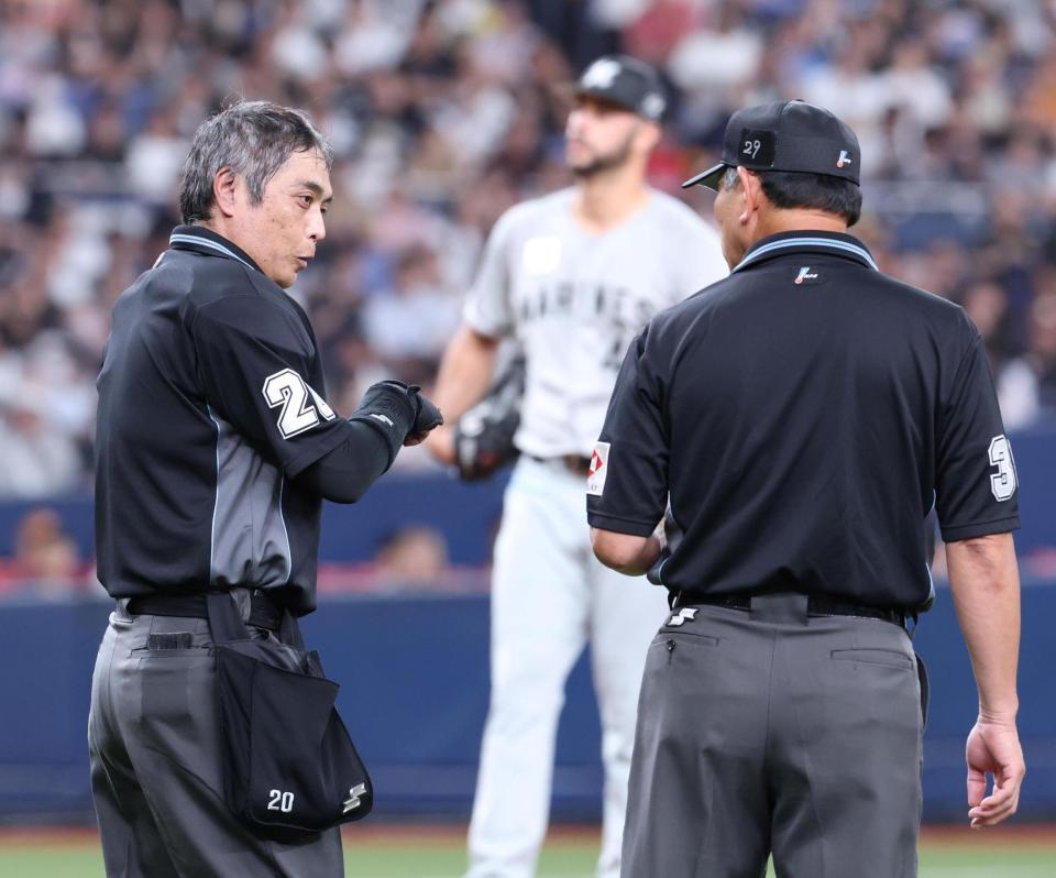 ２回、真鍋審判（右）と話す白井審判。奥はルケーシー（撮影・中田匡峻）