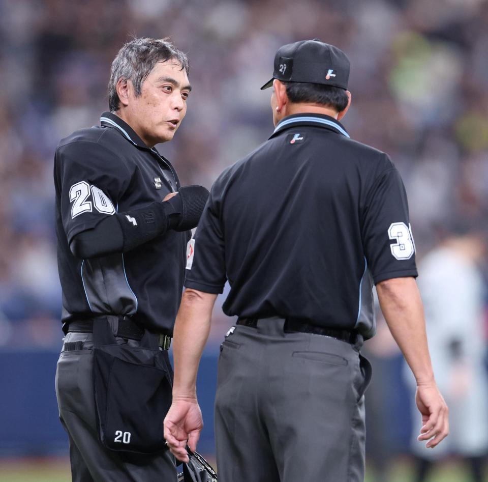 ２回、真鍋審判（右）と話す白井審判（撮影・中田匡峻）