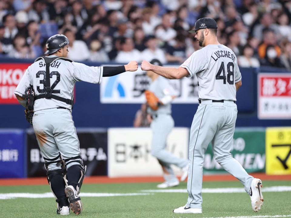 ６回を投げ終え、捕手の佐藤（左）とタッチを交わすルケーシー（撮影・中田匡峻）