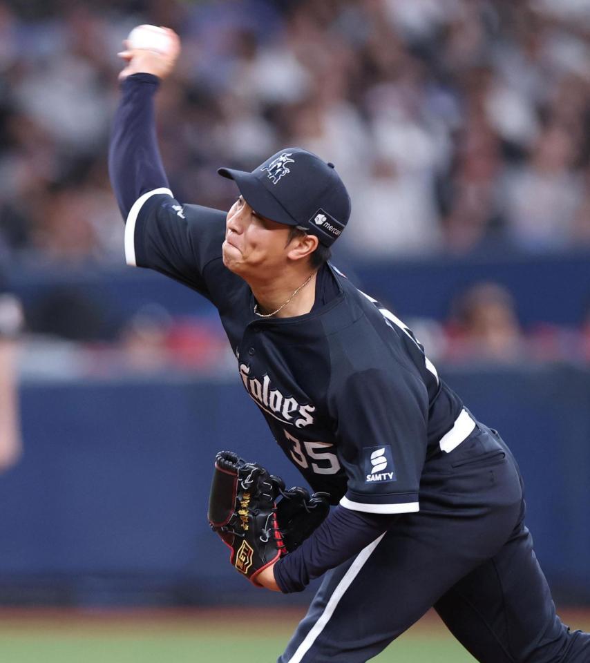 ８回、４番手で登板する古田島（撮影・中田匡峻）