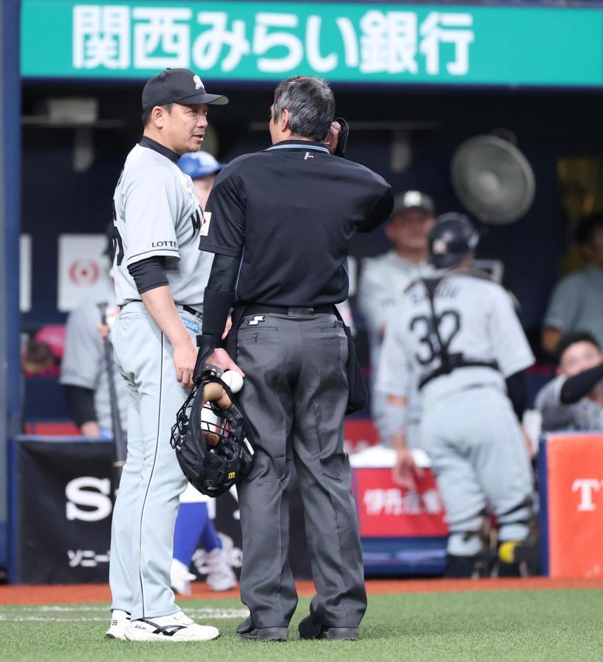 ２回裏のオリックスの攻撃を終え、白井審判（右）と話すサブロー監督（撮影・中田匡峻）