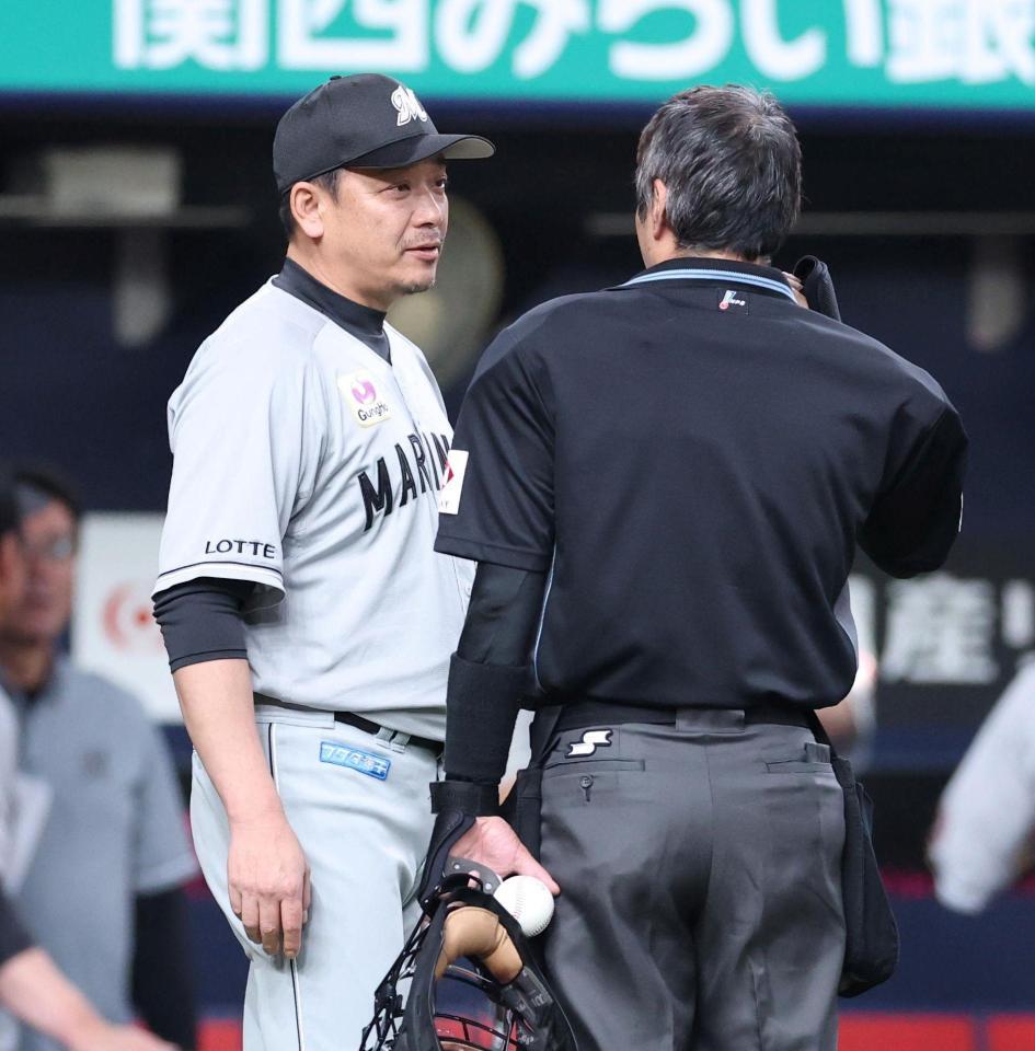 ２回裏のオリックスの攻撃を終え、白井審判（右）と話すサブロー監督（撮影・中田匡峻）