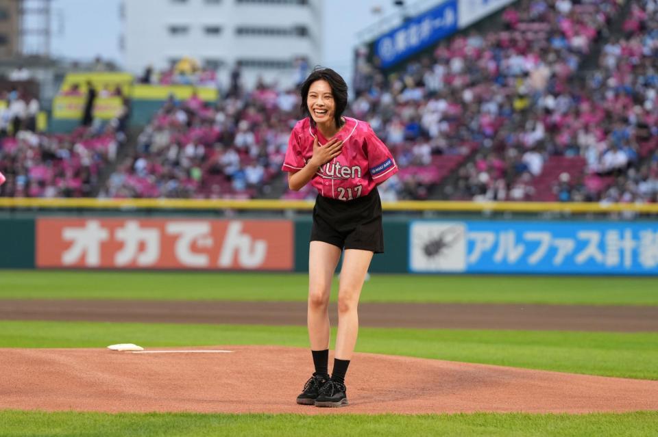 始球式を務めた安斉星来（楽天野球団提供）