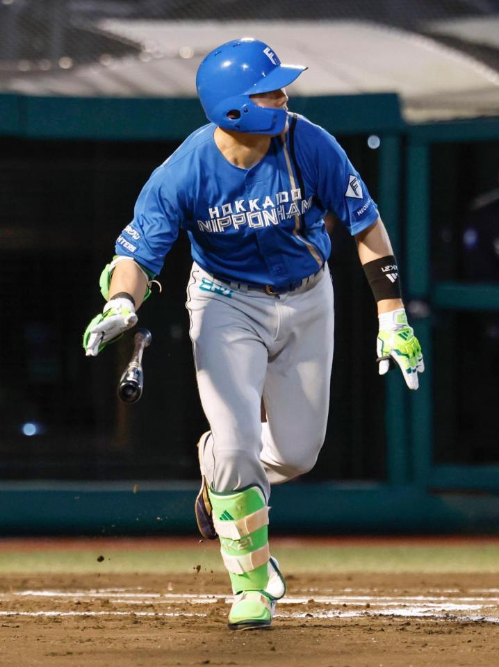 ６回、清宮幸が中越えに３ランを放つ